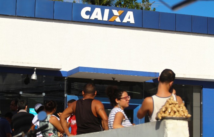 Distância de 1 metro não era respeitada na fila da Caixa, apesar das tentativas de organização