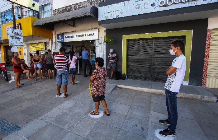 Casa Lotéria pintou bolas na calçada para demarcar posição das pessoas na fila