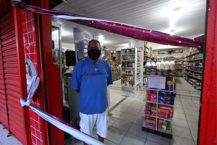Por necessidade, Adjailson mantém loja de cosmético funcionando de forma restrita, apesar de decreto do estado