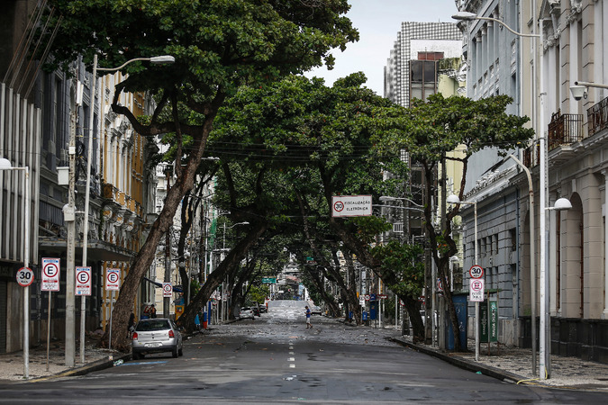 Bairro do Recife amanheceu deserto neste domingo (19). Governo de Pernambuco determinou o isolamento social em março deste ano, quando surgiram os primeiros casos de coronavírus no Estado/Paulo Paiva/DP Bairro do Recife amanheceu deserto neste domingo (19). Governo de Pernambuco determinou o isolamento social em março deste ano, quando surgiram os primeiros casos de coronavírus no Estado/Paulo Paiva/DP