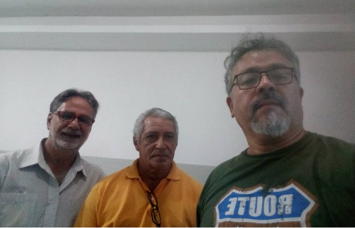 O secretário executivo da Cooptêxtil, Antão Brito, o presidente da cooperativa, José Rivaldo, e o supervisor de produção da instituição, David Lira