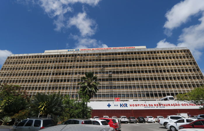 Homem esfaqueado foi levado para o Hospital da Restauração./Foto: Tarciso Augusto/Esp. DP. Homem esfaqueado foi levado para o Hospital da Restauração./Foto: Tarciso Augusto/Esp. DP.