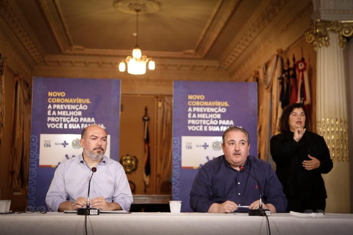 Os secretários municipal do Recife e estadual de Saúde, Jailson Correia (esq.) e André Longo (dir.), participaram de coletiva de imprensa nesta quarta.