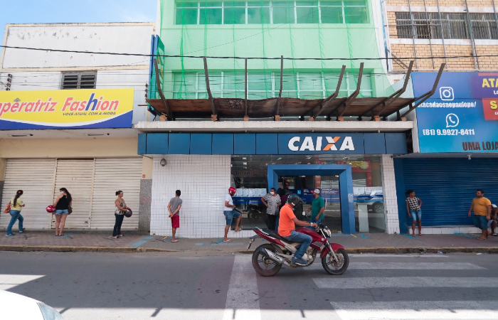 Um dia depois de tumulto, fila da Caixa de Bezerros estava ordenada./Foto: Tarciso Augusto/Esp. DP.