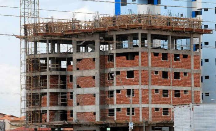 Construção civil está entre os setores mais afetados por conta da paralisação das obras.