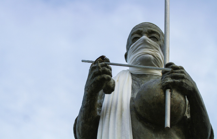 Est&aacute;tua de Nan&aacute; Vasconcelos, no Marco Zero, recebeu a 'm&aacute;scara'./Foto: Bruna Costa/Esp. DP.