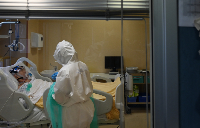 Apenas 16% dos 3.485 casos graves estão em internação hospitalar./Foto: Alberto Pizzoli/AFP.
