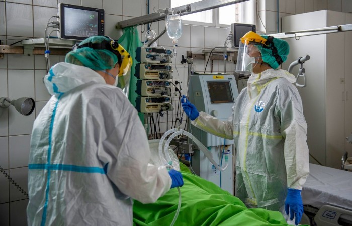 Emergências hospitalares estão sem vagas para lidar com a nova doença/Foto: KAROLY ARVAI / POOL / AFP Emergências hospitalares estão sem vagas para lidar com a nova doença/Foto: KAROLY ARVAI / POOL / AFP