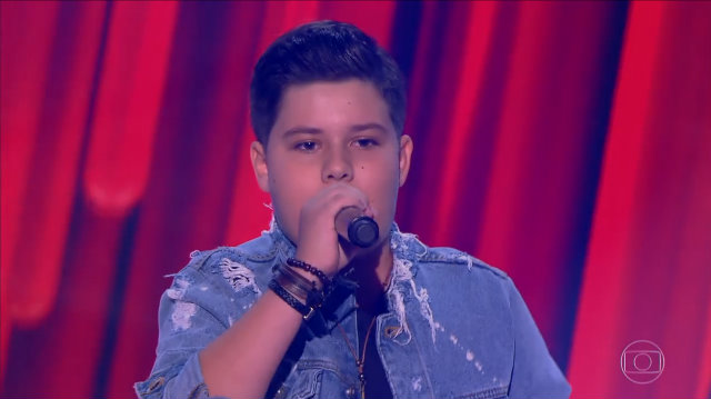 Tuca Almeida durante participação no programa The voice kids, aos 13 anos.