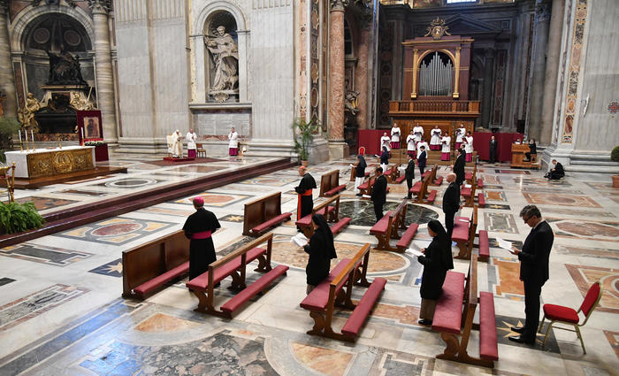 Missas a portas fechadas no Vaticano seguem as regras de distanciamento social. Foto: Alessandro Di Meo / POOL / AFP/ Missas a portas fechadas no Vaticano seguem as regras de distanciamento social. Foto: Alessandro Di Meo / POOL / AFP/