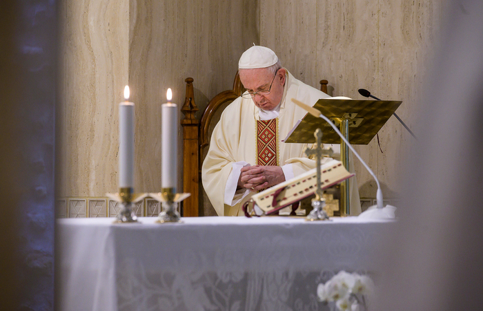 Segundo o texto da arquidiocese, o pontífice também quis saber como estão os pobres e expressou sua preocupação pela situação deles/Foto: Handout/Vatican Media/AFP