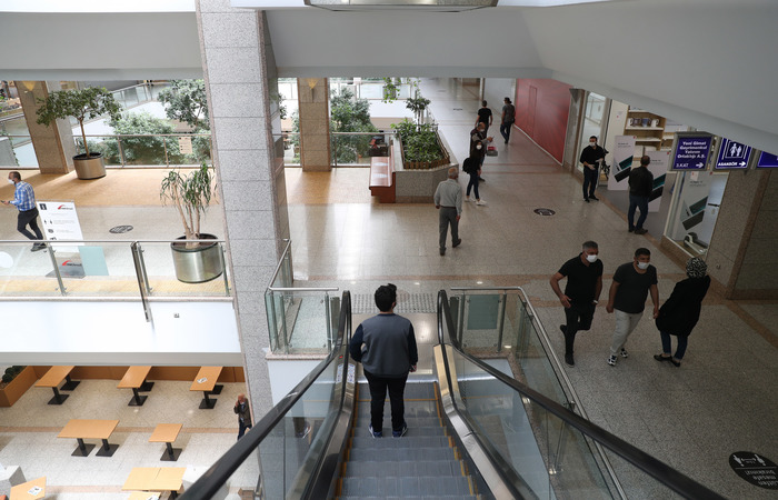 Pessoas usando máscaras enquanto fazem compras dentro de um shopping em Ancara, na Turquia. Hoje foi o primeiro dia que os shoppings reabriram no país, fechados desde o dia 21 de março./Foto: Adem ALTAN / AFP Pessoas usando máscaras enquanto fazem compras dentro de um shopping em Ancara, na Turquia. Hoje foi o primeiro dia que os shoppings reabriram no país, fechados desde o dia 21 de março./Foto: Adem ALTAN / AFP