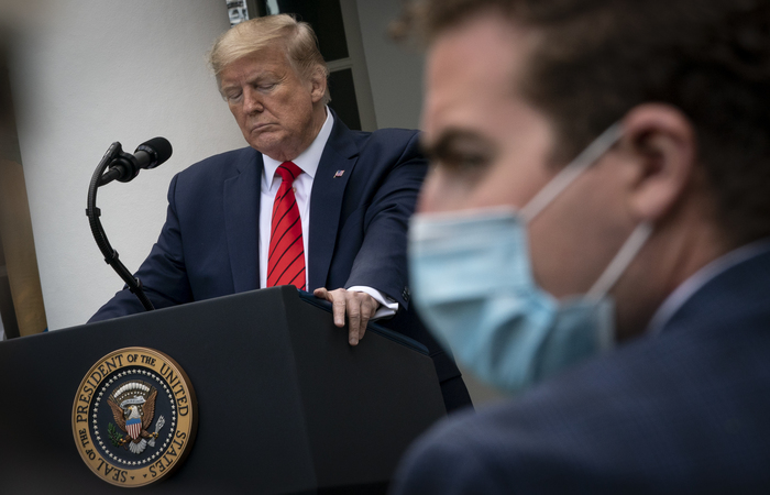 Trump procurou minimizar qualquer preocupação com um surto do vírus nos escritórios abarrotados da Ala Oeste, onde o presidente despacha/Foto: Drew Angerer/GETTY IMAGES NORTH AMERICA/Getty Images via AFP Trump procurou minimizar qualquer preocupação com um surto do vírus nos escritórios abarrotados da Ala Oeste, onde o presidente despacha/Foto: Drew Angerer/GETTY IMAGES NORTH AMERICA/Getty Images via AFP