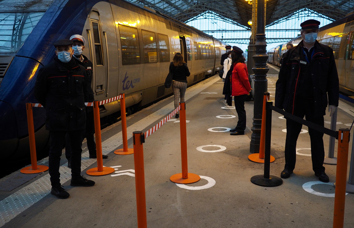 Agentes esperam para verificar os viajantes em busca de passagens e respeitar as medidas higiênicas antes de embarcarem no trem na principal estação ferroviária/Foto: Guillaume Souvant/AFP Agentes esperam para verificar os viajantes em busca de passagens e respeitar as medidas higiênicas antes de embarcarem no trem na principal estação ferroviária/Foto: Guillaume Souvant/AFP