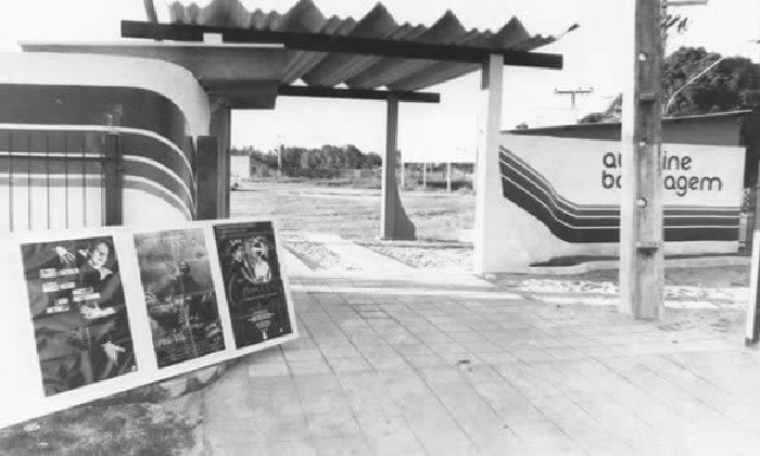Entrada do Autocine Drive-In, no Aeroclube