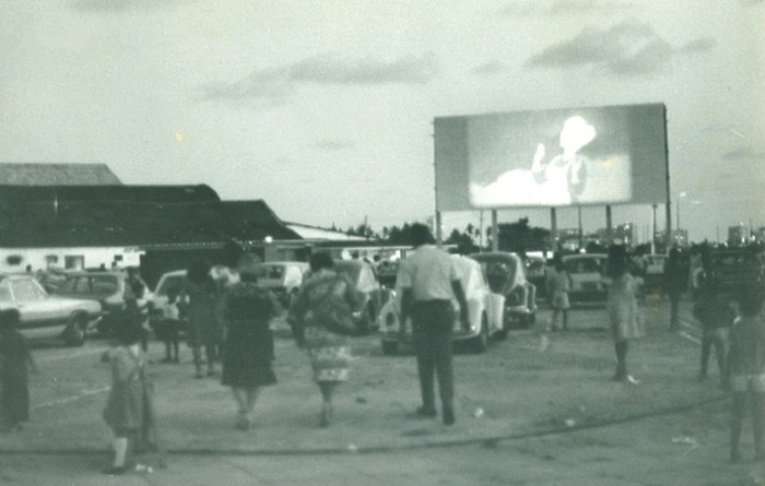 Animação sendo exibida no Cine Drive-In.