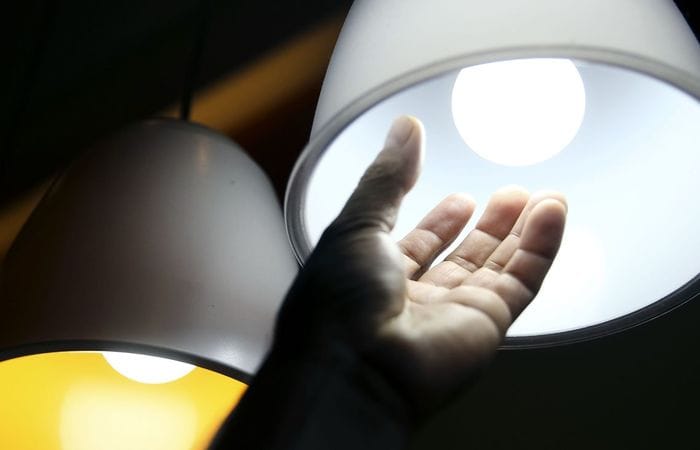 A inciativa também beneficia clientes baixa renda cadastrados na tarifa social que ultrapassem 220 kwh/Foto: Agência Brasil A inciativa também beneficia clientes baixa renda cadastrados na tarifa social que ultrapassem 220 kwh/Foto: Agência Brasil