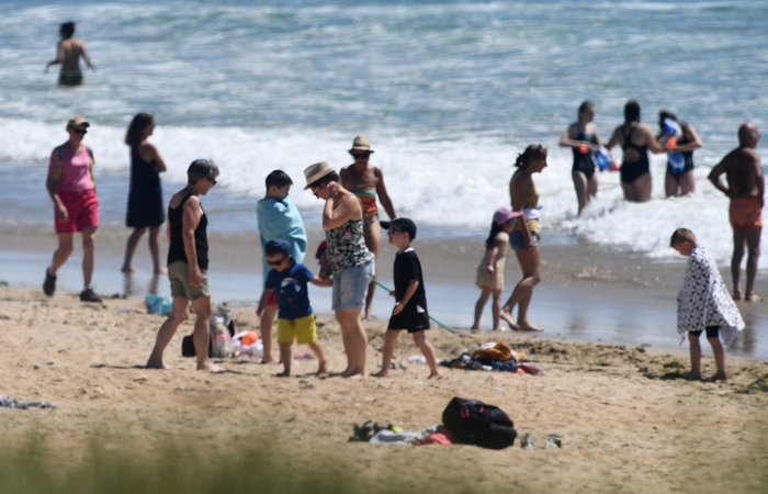 As pessoas se reúnem na praia em Erdeven, oeste da França, em 20 de maio de 2020, depois que a França facilitou as medidas de bloqueio adotadas para conter a propagação do Covid-19/Foto: Fred TANNEAU / AFP As pessoas se reúnem na praia em Erdeven, oeste da França, em 20 de maio de 2020, depois que a França facilitou as medidas de bloqueio adotadas para conter a propagação do Covid-19/Foto: Fred TANNEAU / AFP