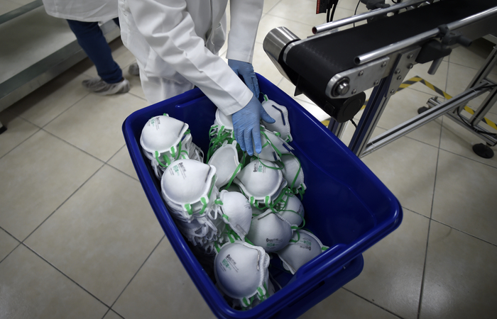 Uma fábrica, que produz 40 mil máscaras N95 por dia, opera com o apoio do governo da cidade e da Universidade Nacional Autônoma do México (UNAM)/Foto: Alfredo Estrella/AFP Uma fábrica, que produz 40 mil máscaras N95 por dia, opera com o apoio do governo da cidade e da Universidade Nacional Autônoma do México (UNAM)/Foto: Alfredo Estrella/AFP
