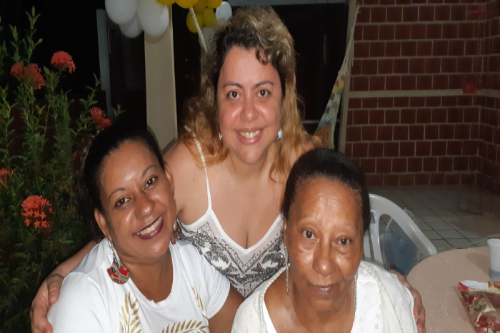 A jornalista Aline Moura (centro) foi diagnosticada com Covid-19. A sogra dela (direita) morreu por Síndrome Respiratória Aguda Grave. 