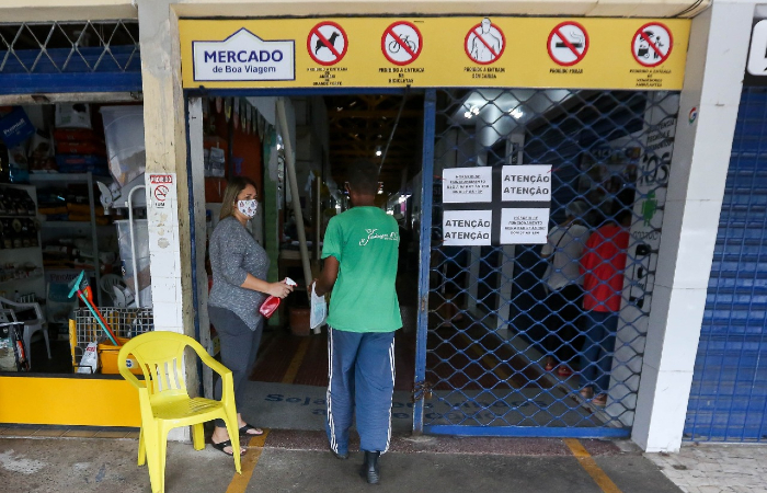 Mercado de Boa Viagem: entrada só com máscara e após a aplicação de álcool nas mãos.