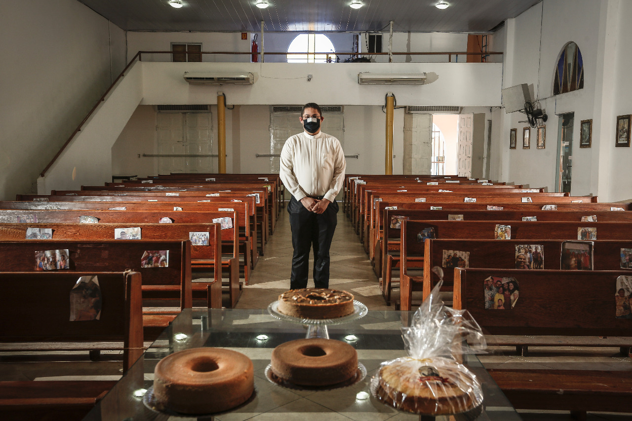 Com ajuda de fiéis, padre Ivanilson, da Paróquia Nossa Senhora do Rosário, bairro de Prazeres, em Jaboatão, faz canjicas e bolos para vender no período da pandemia e angariar fundos para sustentar a igreja/Paulo Paiva / DP Foto Com ajuda de fiéis, padre Ivanilson, da Paróquia Nossa Senhora do Rosário, bairro de Prazeres, em Jaboatão, faz canjicas e bolos para vender no período da pandemia e angariar fundos para sustentar a igreja/Paulo Paiva / DP Foto