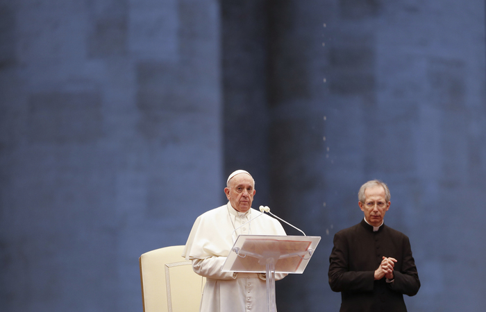 O papa Francisco concedeu a bênção Urbi et Orbi na Praça de São Pedro completamente vazia em 27 de março/Foto: YARA NARDI/AFP