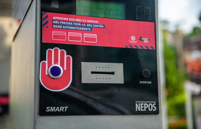 No Shopping Recife, os cartões de estacionamento serão emitidos após o cliente aproximar a mão do sensor.
