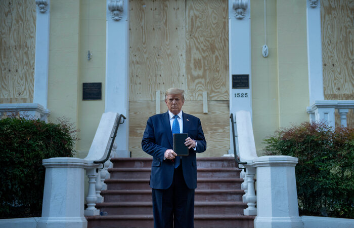 O presidente anunciou, ainda, que iria a um lugar "muito, muito especial" e foi a pé da Casa Branca até a igreja Episcopal de Saint John, um edifício histórico próximo à sede do Executivo/Foto: Brendan Smialowski/AFP