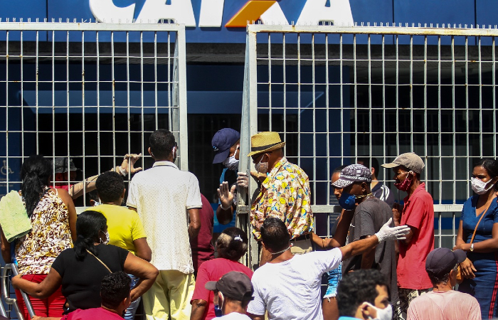 Aglomeração na Caixa da Encruzilhada, Zona Norte do Recife/Foto: Bruna Costa/Esp. DP Aglomeração na Caixa da Encruzilhada, Zona Norte do Recife/Foto: Bruna Costa/Esp. DP