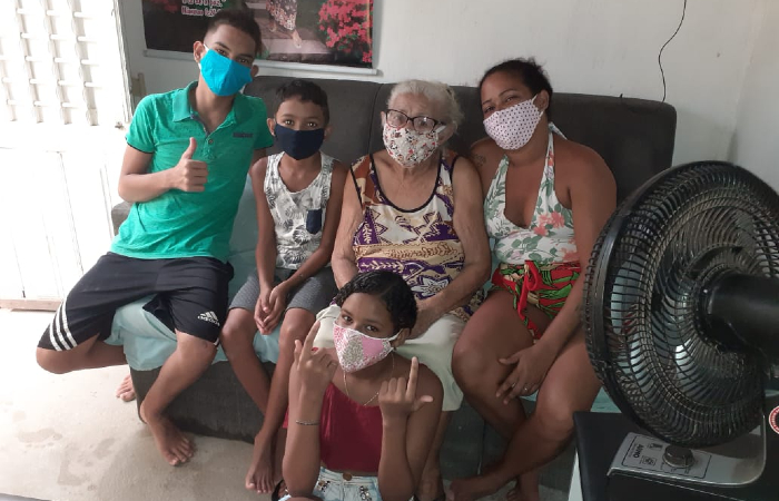 Dona Amara em casa, acompanhada dos bisnetos Edson, Lucas e Juliana; e da neta, Joselaine: dia de felicidade./Foto: Arquivo Pessoal. Dona Amara em casa, acompanhada dos bisnetos Edson, Lucas e Juliana; e da neta, Joselaine: dia de felicidade./Foto: Arquivo Pessoal.