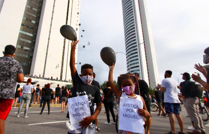 Manifestação foi realizada na frente do prédio onde o menino morreu.