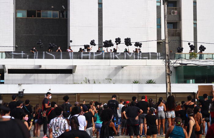 Moradores do Píer Maurício de Nassau também se juntaram ao protesto.