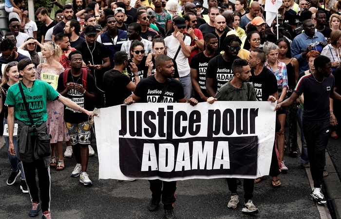O ato contra a morte do jovem francês teve confrontos com a polícia, que deteve 18 pessoas/Foto: Kenzo Tribouillard/AFP