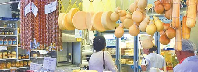 No Mercado Municipal, é impossível não experimentar o pão d´água e o doce de leite em barras, cozido com fruta típica da região