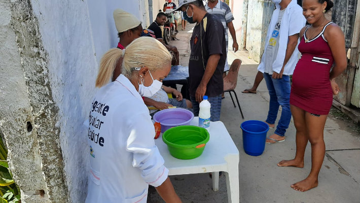 Agentes aprendem técnica de lavagem das mãos e repassam conhecimento para os vizinhos do bairro.