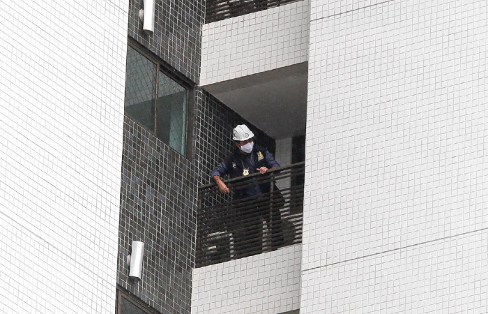 Perito verifica resist&ecirc;ncia de aleta no pr&eacute;dio onde o menino Miguel Ot&aacute;vio morreu./Foto: Leandro de Santana/Esp. DP.