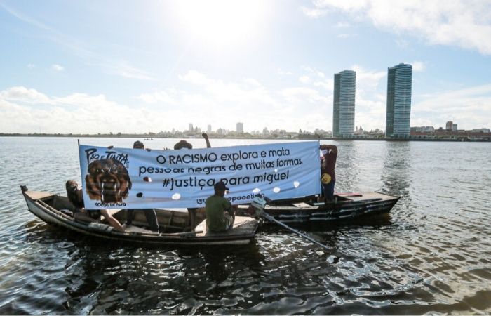 Em barcos, manifestares estenderam faixa e pediram justiça/Tarciso Augusto/Esp. DP Foto Em barcos, manifestares estenderam faixa e pediram justiça/Tarciso Augusto/Esp. DP Foto