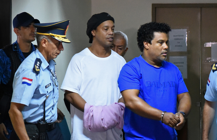 Em março, Ronaldinho Gaúcho e seu irmão, Roberto de Assis entraram no Paraguai com documentos falsos/Foto: Norberto Duarte/AFP Em março, Ronaldinho Gaúcho e seu irmão, Roberto de Assis entraram no Paraguai com documentos falsos/Foto: Norberto Duarte/AFP