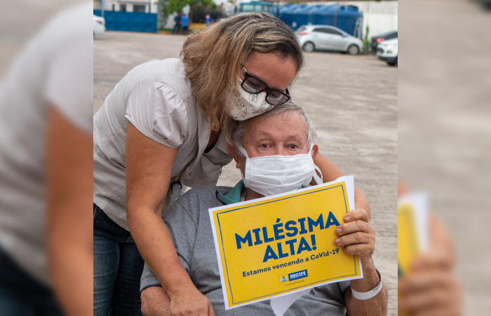 Manoel foi o milésimo paciente a receber alta de um dos hospitais de campanha.