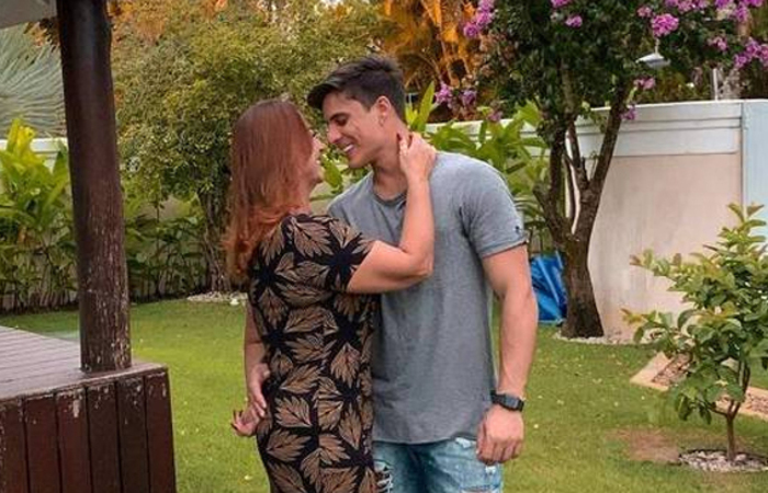 O casal tinha assumido a relação em 11 de abril quando ambos publicaram a mesma imagem nas redes sociais em clima de romance/Foto: Reprodução/Instagram O casal tinha assumido a relação em 11 de abril quando ambos publicaram a mesma imagem nas redes sociais em clima de romance/Foto: Reprodução/Instagram