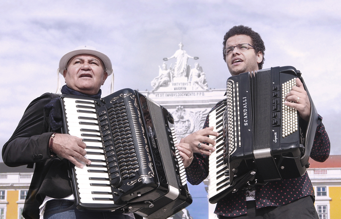 A narrativa de Estradar é costurada pela história do mestre alagoano Gennaro (ex-Trio Nordestino) e o cantor Fabianno Santana/Foto: Fred Alves/Divulgação