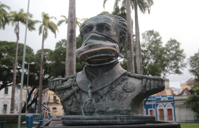 Almirante Marquês de Tamandaré, que comandou forças navais na Guerra do Paraguai, na Praça General Artur Oscar de Andrade Guimarães