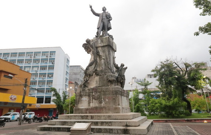 Monumento ao Abolicionista Joaquim Nabuco (João Bareta e Carrara e Pedro Mayol, 1915), em Santo Antônio, é um exemplo do