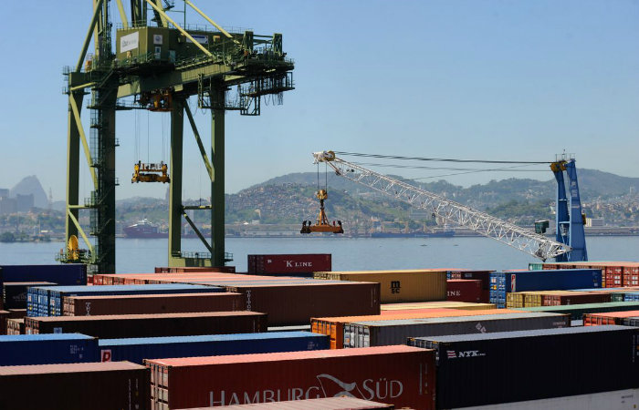 O declínio acontece pelo terceiro mês consecutivo e é explicado, principalmente, pela retração generalizada das importações e exportações dos produtos locais./Foto: Agência Brasil O declínio acontece pelo terceiro mês consecutivo e é explicado, principalmente, pela retração generalizada das importações e exportações dos produtos locais./Foto: Agência Brasil
