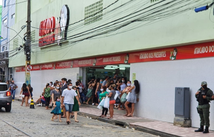 Lojas acima de 200 metros quadrados também voltam a funcionar. Houve o anúncio, ainda, da antecipação do retorno para o setor de bares, restaurantes e lanchonetes./Foto: Procon / Divulgação Lojas acima de 200 metros quadrados também voltam a funcionar. Houve o anúncio, ainda, da antecipação do retorno para o setor de bares, restaurantes e lanchonetes./Foto: Procon / Divulgação