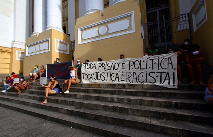 Grupo de ativistas foi à frente do TJPE protestar contra a prisão de Sara Rodrigues/Foto: Bruna Costa / Esp. DP Foto Grupo de ativistas foi à frente do TJPE protestar contra a prisão de Sara Rodrigues/Foto: Bruna Costa / Esp. DP Foto