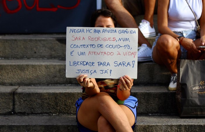 Manifestantes portaram cartazes contra a prisão preventiva da ativista grávida