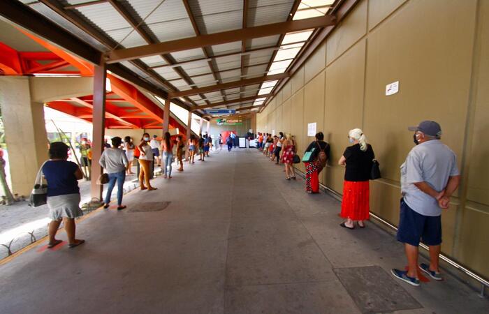 Uma fila se formou antes do meio dia no Tacaruna, mas com distanciamento respeitado.