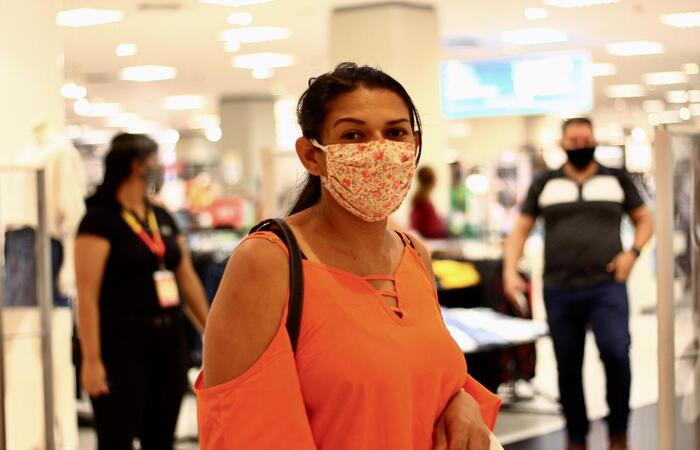 Ana Paula aproveitou a ida ao shopping para oagar contas e fazer compras.